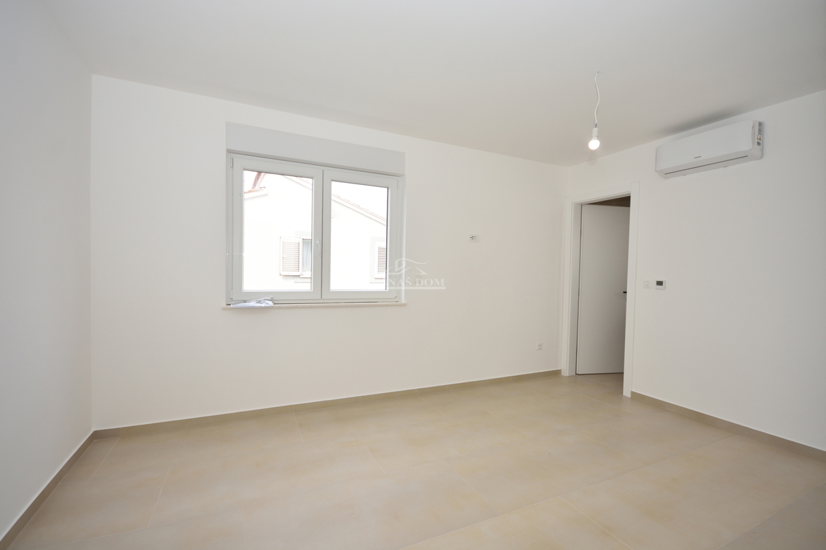 Vodice - Trosobno stanovanje S2 v prvem nadstropju, odlična lokacija