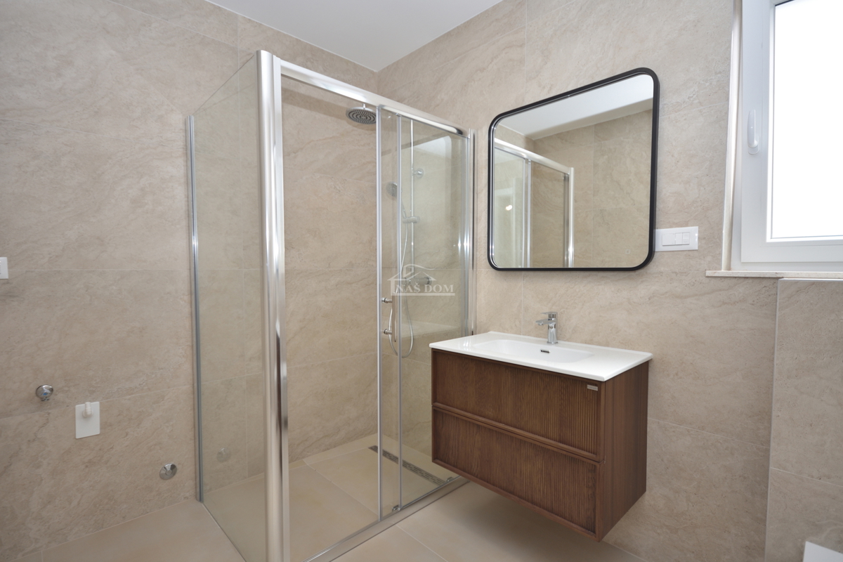 Vodice - Trosobno stanovanje S2 v prvem nadstropju, odlična lokacija