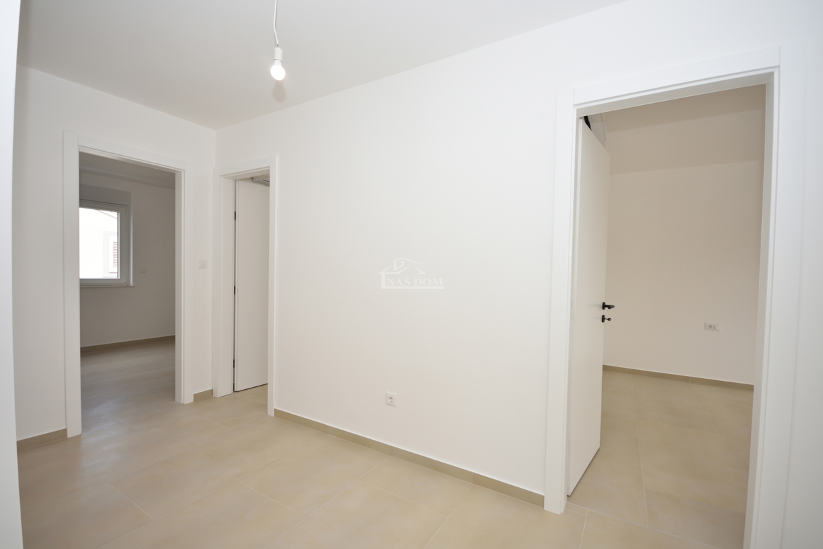 Vodice - Trosobno stanovanje S2 v prvem nadstropju, odlična lokacija