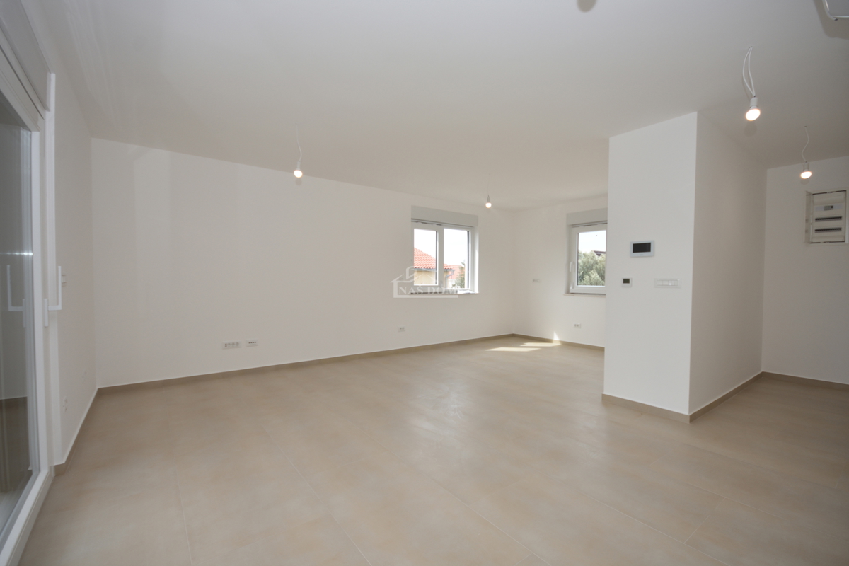 Vodice - Trosobno stanovanje S2 v prvem nadstropju, odlična lokacija