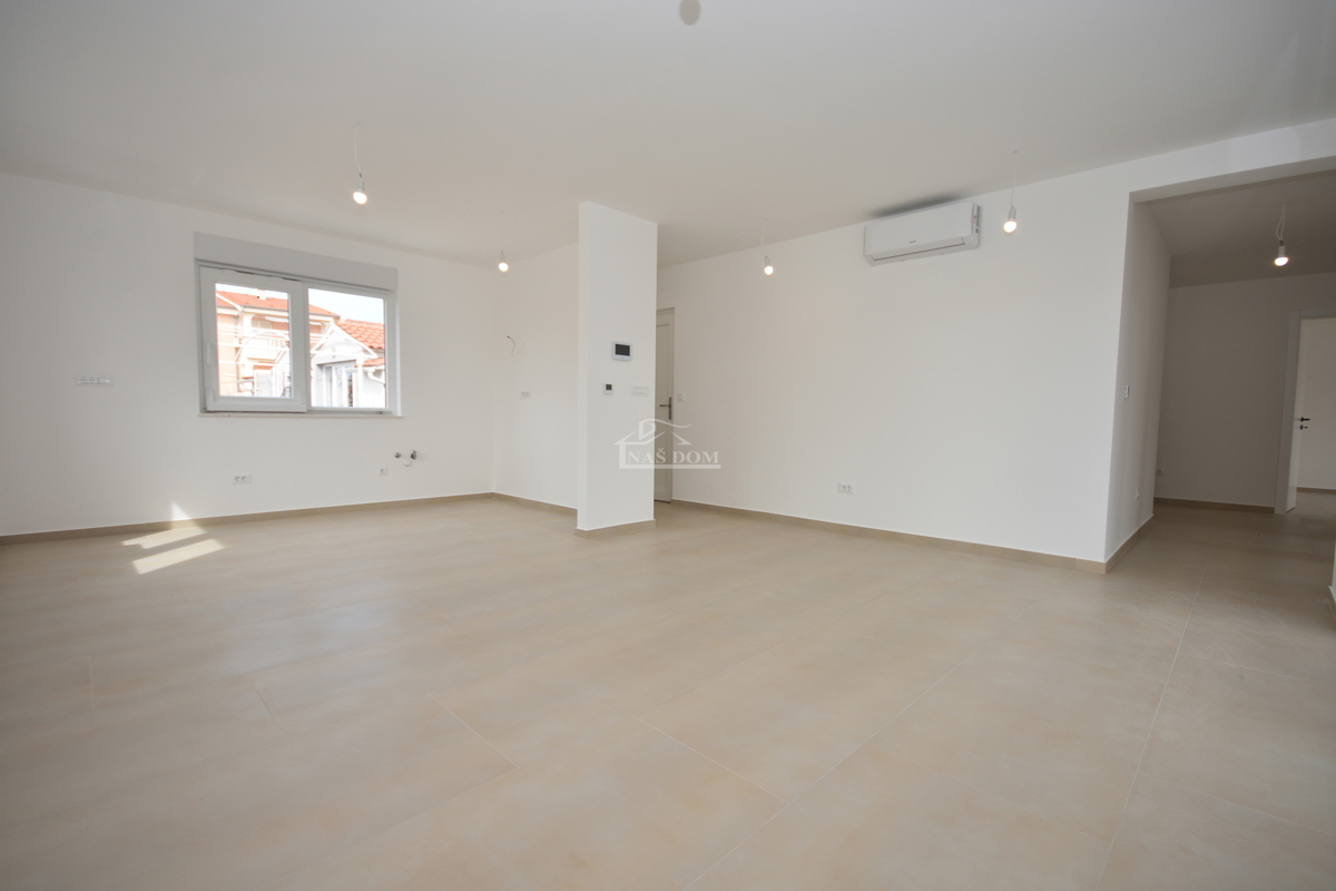 Vodice - Trosobno stanovanje S2 v prvem nadstropju, odlična lokacija