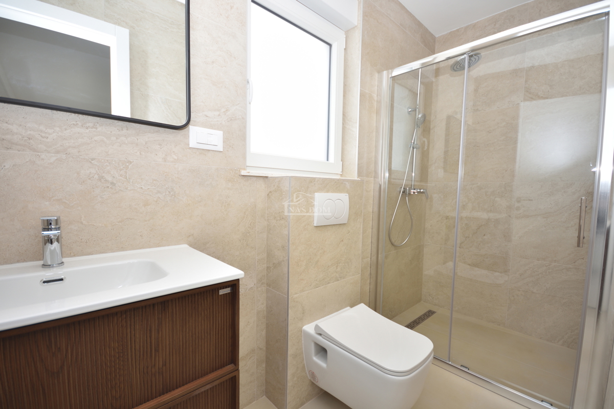 Vodice - Trosobno stanovanje S2 v prvem nadstropju, odlična lokacija