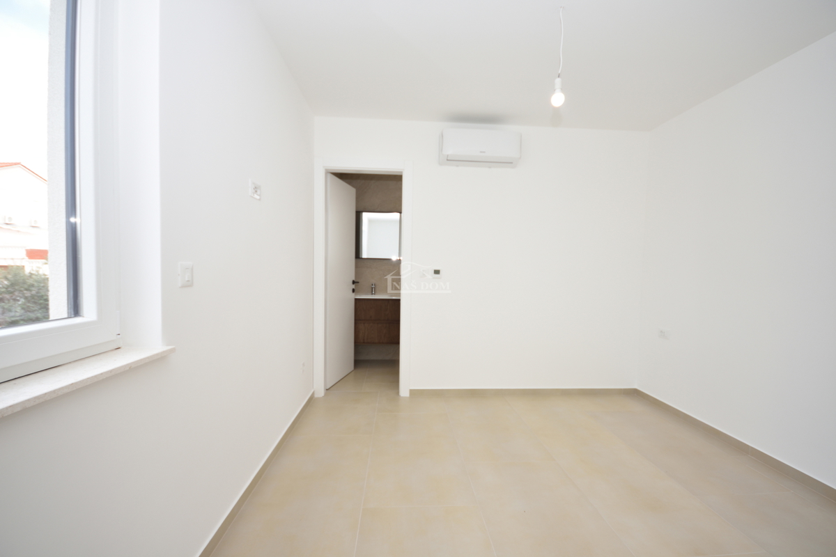 Vodice - Trosobno stanovanje S2 v prvem nadstropju, odlična lokacija