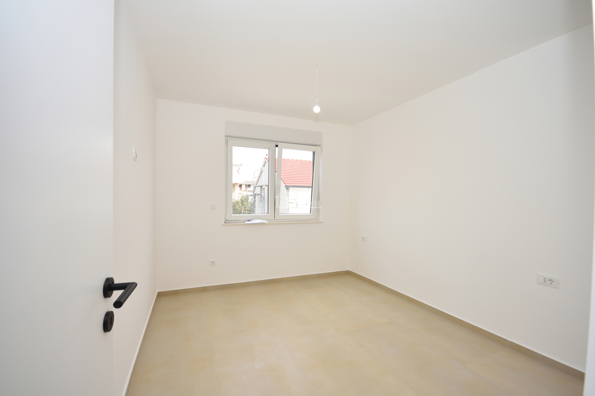 Vodice - Trosobno stanovanje S2 v prvem nadstropju, odlična lokacija