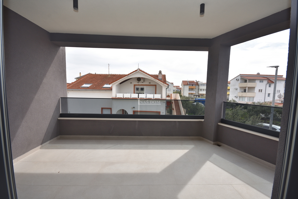 Vodice - Trosobno stanovanje S2 v prvem nadstropju, odlična lokacija