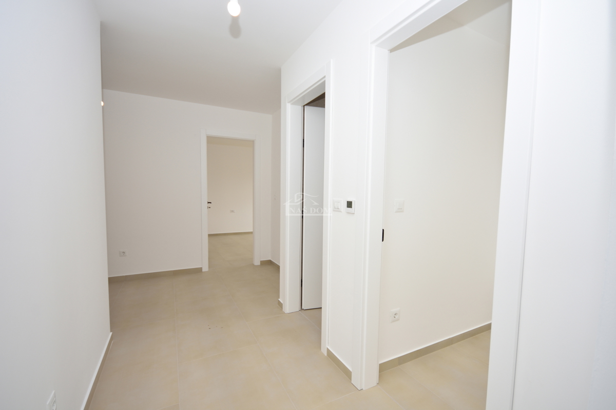 Vodice - Trosobno stanovanje S2 v prvem nadstropju, odlična lokacija