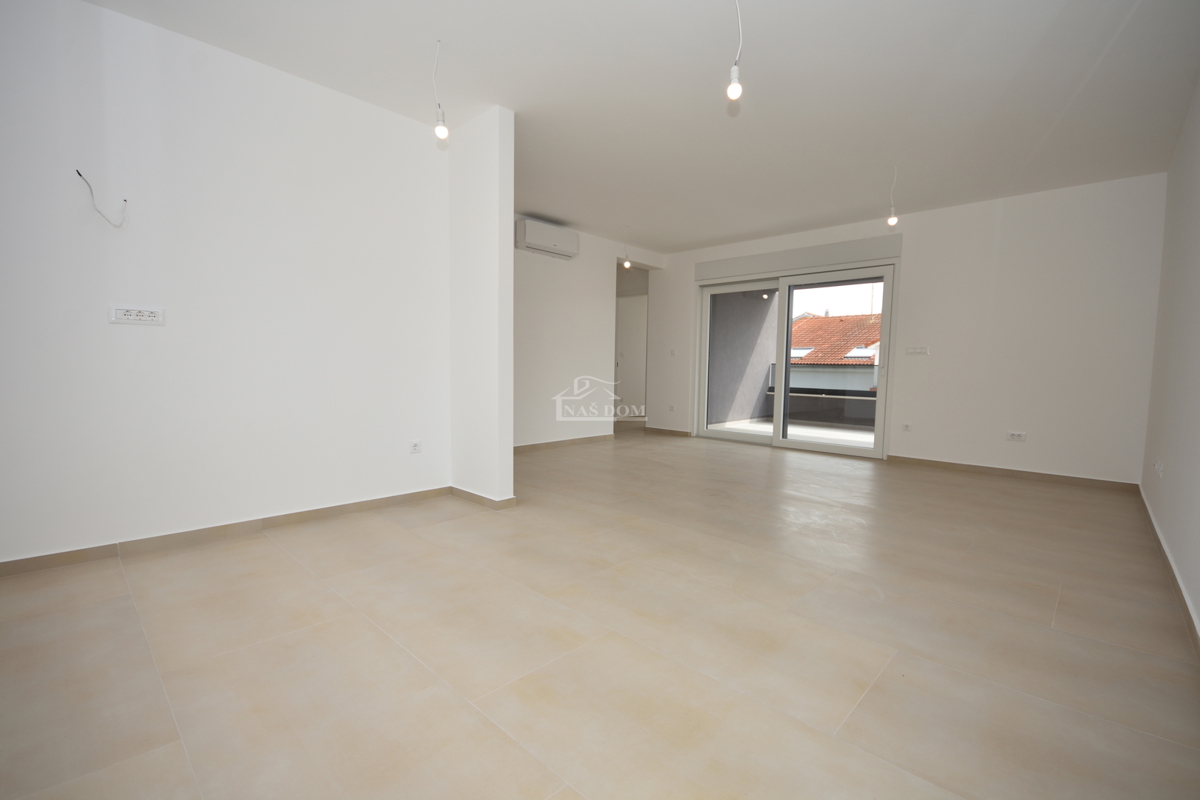 Vodice - Trosobno stanovanje S2 v prvem nadstropju, odlična lokacija