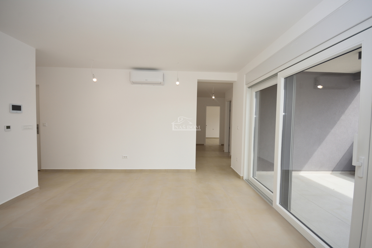 Vodice - Trosobno stanovanje S2 v prvem nadstropju, odlična lokacija