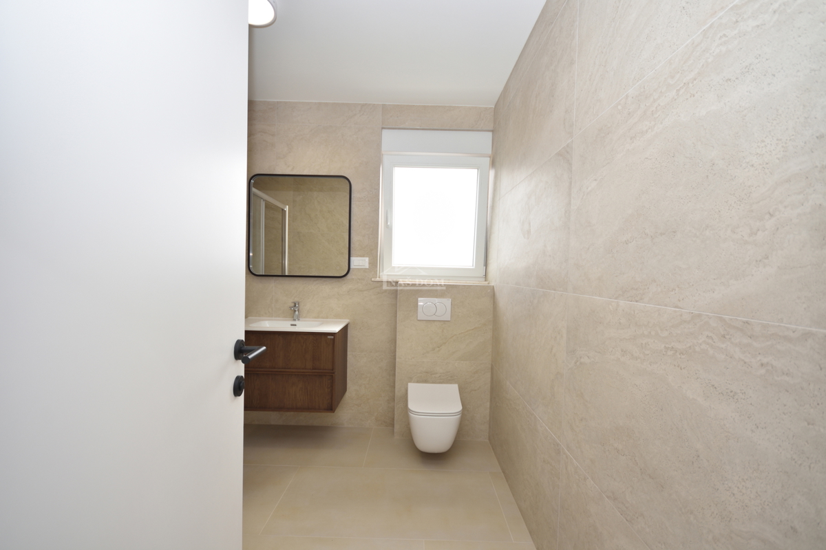 Vodice - Trosobno stanovanje S2 v prvem nadstropju, odlična lokacija