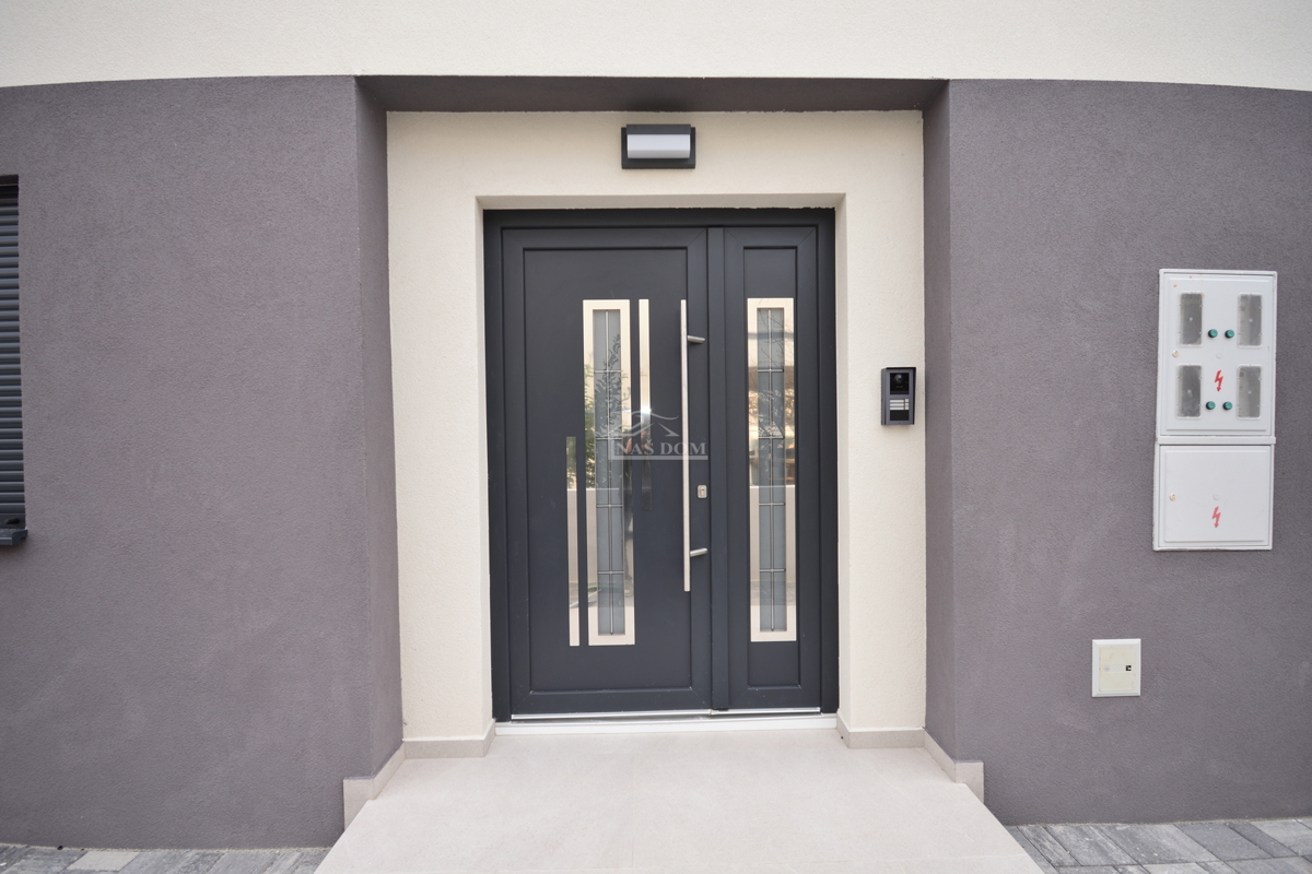 Vodice - Trosobno stanovanje S2 v prvem nadstropju, odlična lokacija