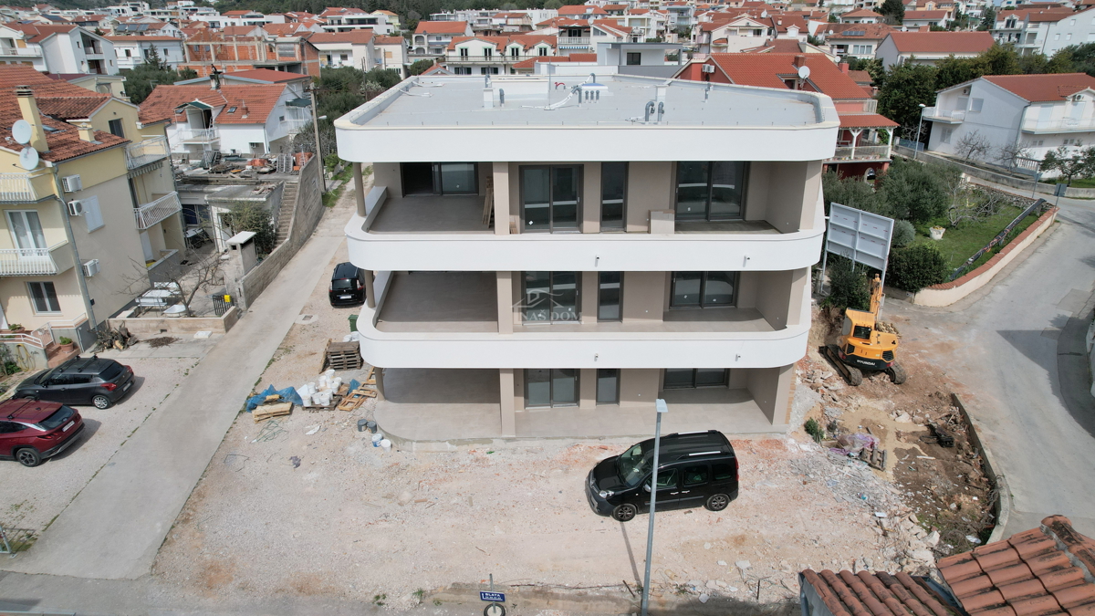 Vodice - Luksuzno stanovanje S2 z vrtom, le 50 m od plaže