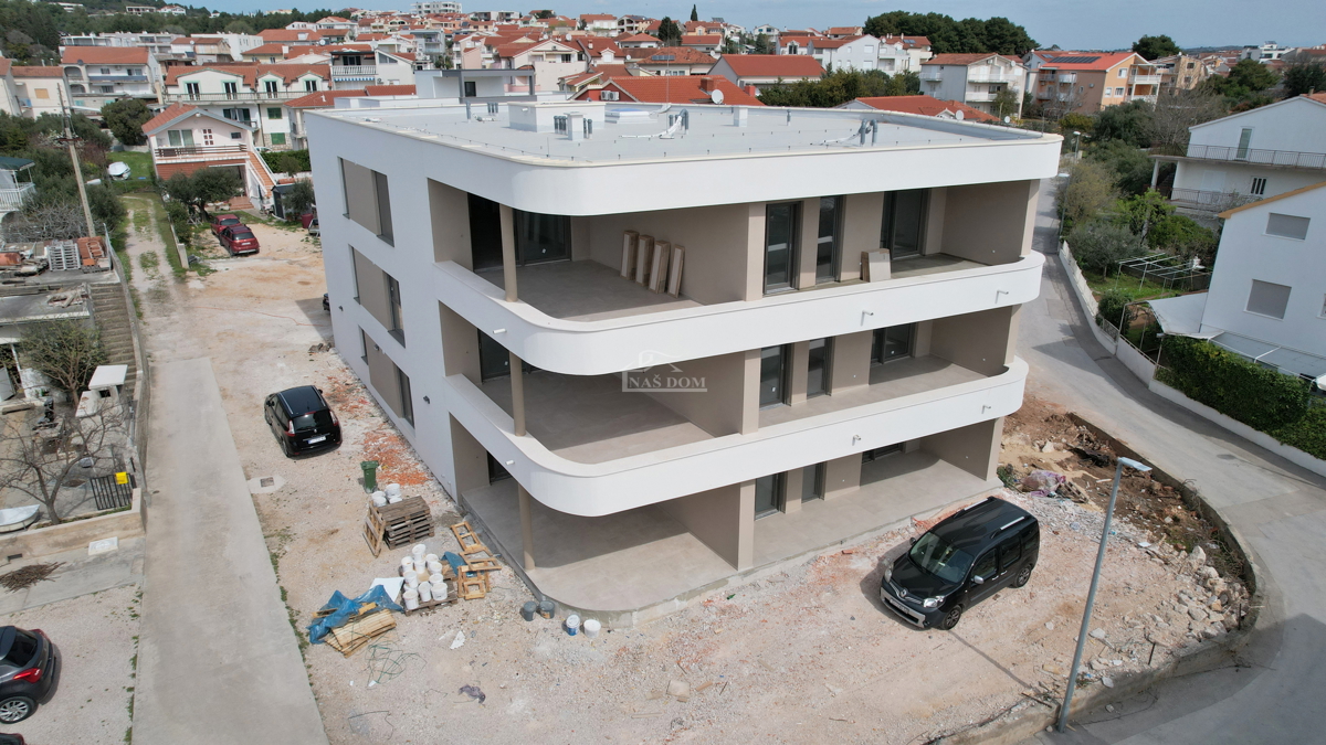 Vodice - Luksuzno stanovanje S2 z vrtom, le 50 m od plaže