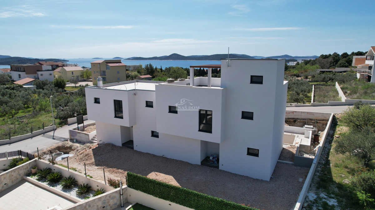 Vodice - Dvojna hiša S1 z bazenom in strešno teraso