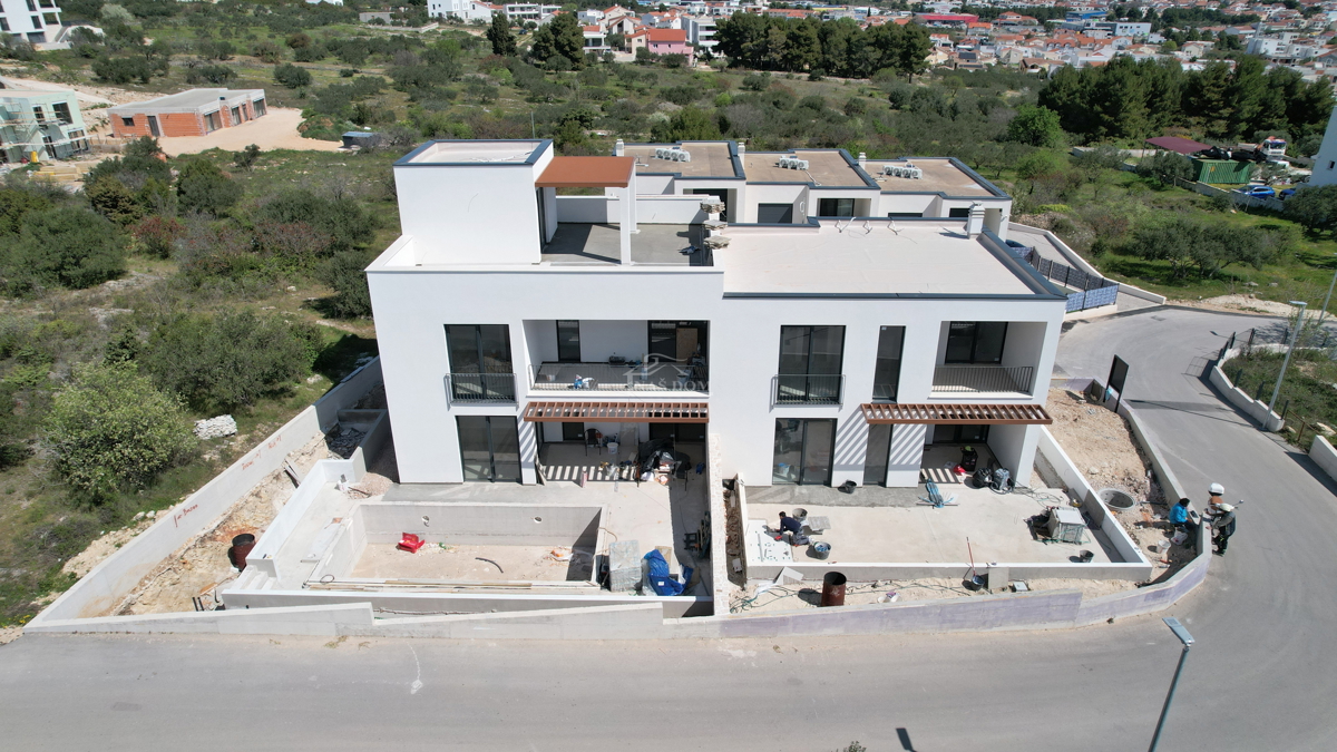 Vodice - Dvojna hiša S1 z bazenom in strešno teraso