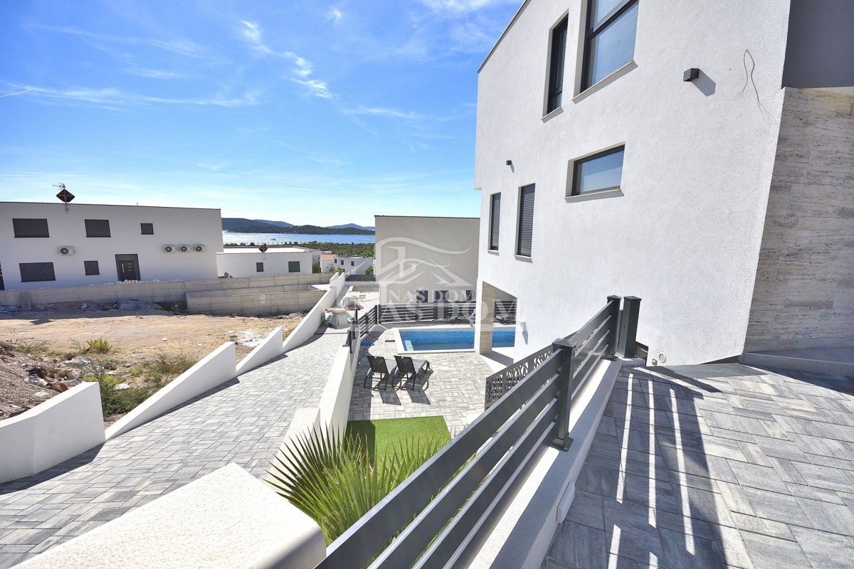 Vodice - Hiša s bazenom, pogled na morje, 600m od plaže