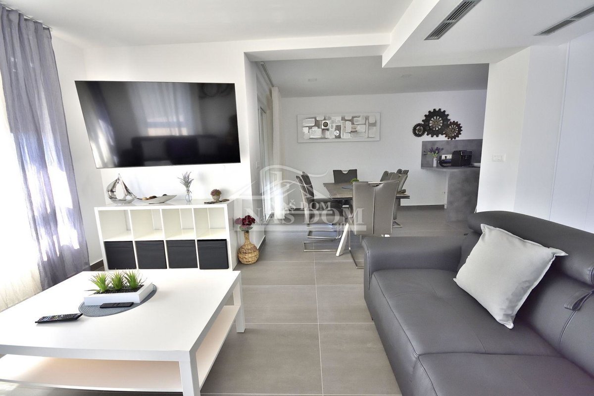 Vodice - Hiša s bazenom, pogled na morje, 600m od plaže