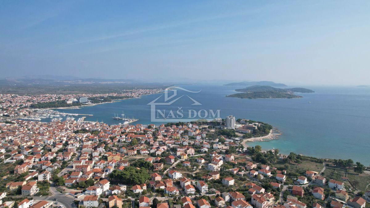 Vodice - Hiša s bazenom, pogled na morje, 600m od plaže