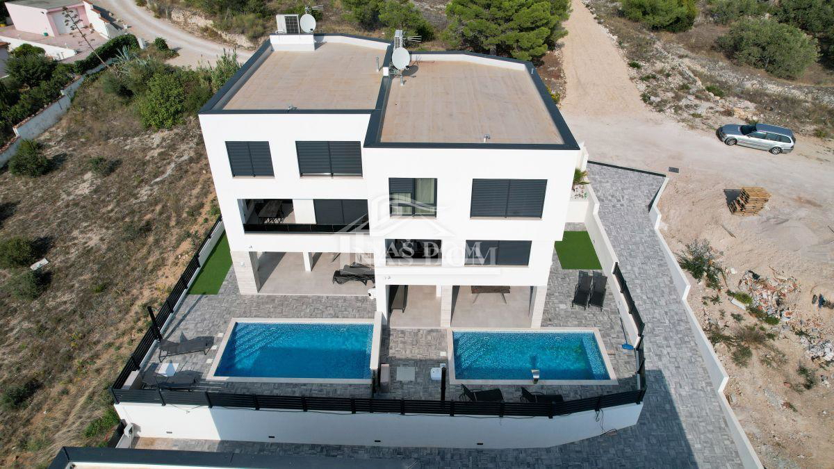 Vodice - Hiša s bazenom, pogled na morje, 600m od plaže