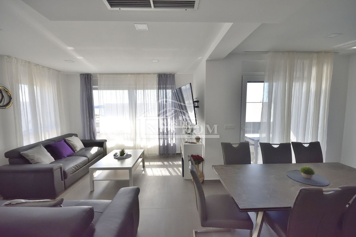 Vodice - Hiša s bazenom, pogled na morje, 600m od plaže