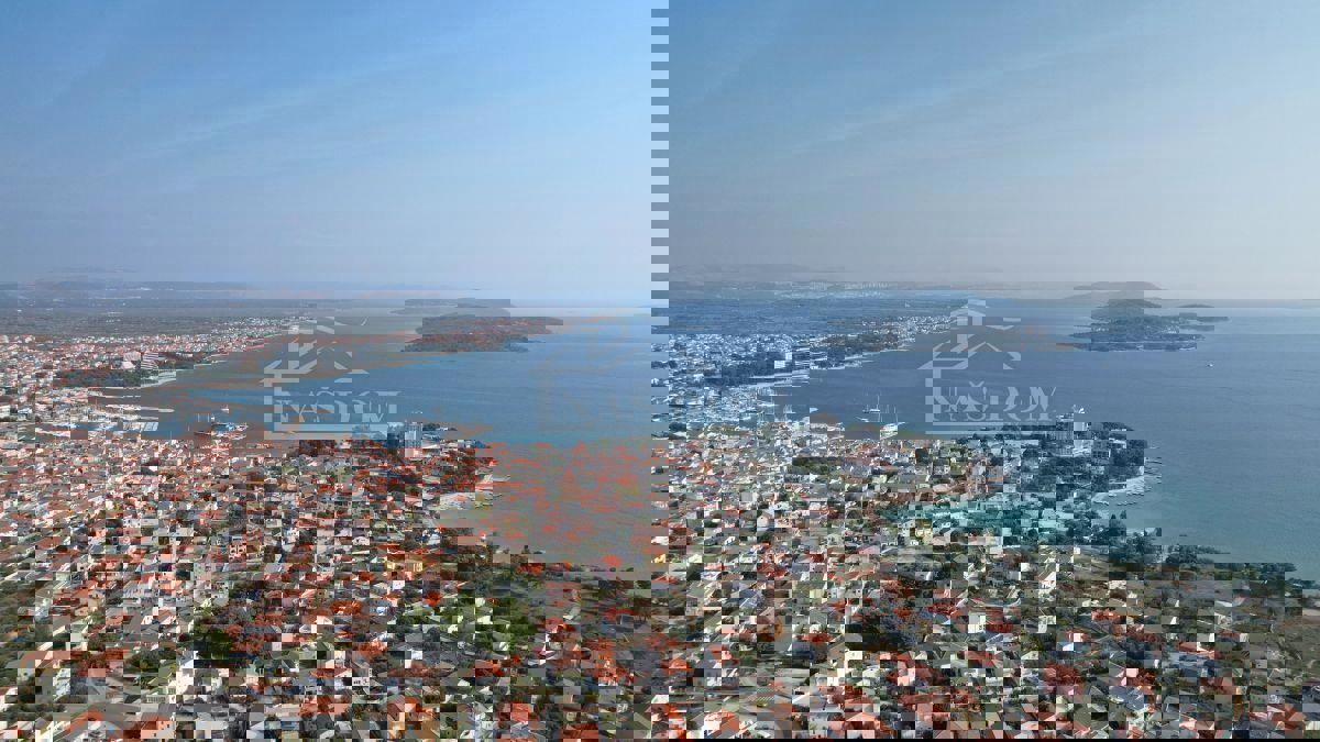 Vodice - Hiša s bazenom, pogled na morje, 600m od plaže