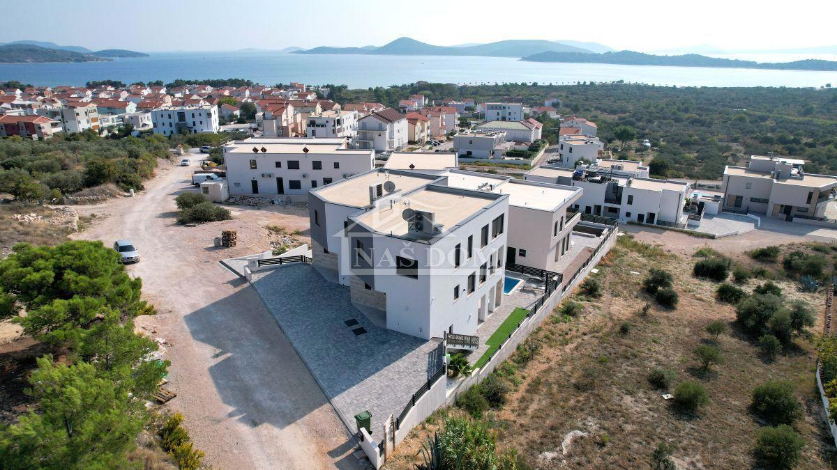 Vodice - Hiša s bazenom, pogled na morje, 600m od plaže