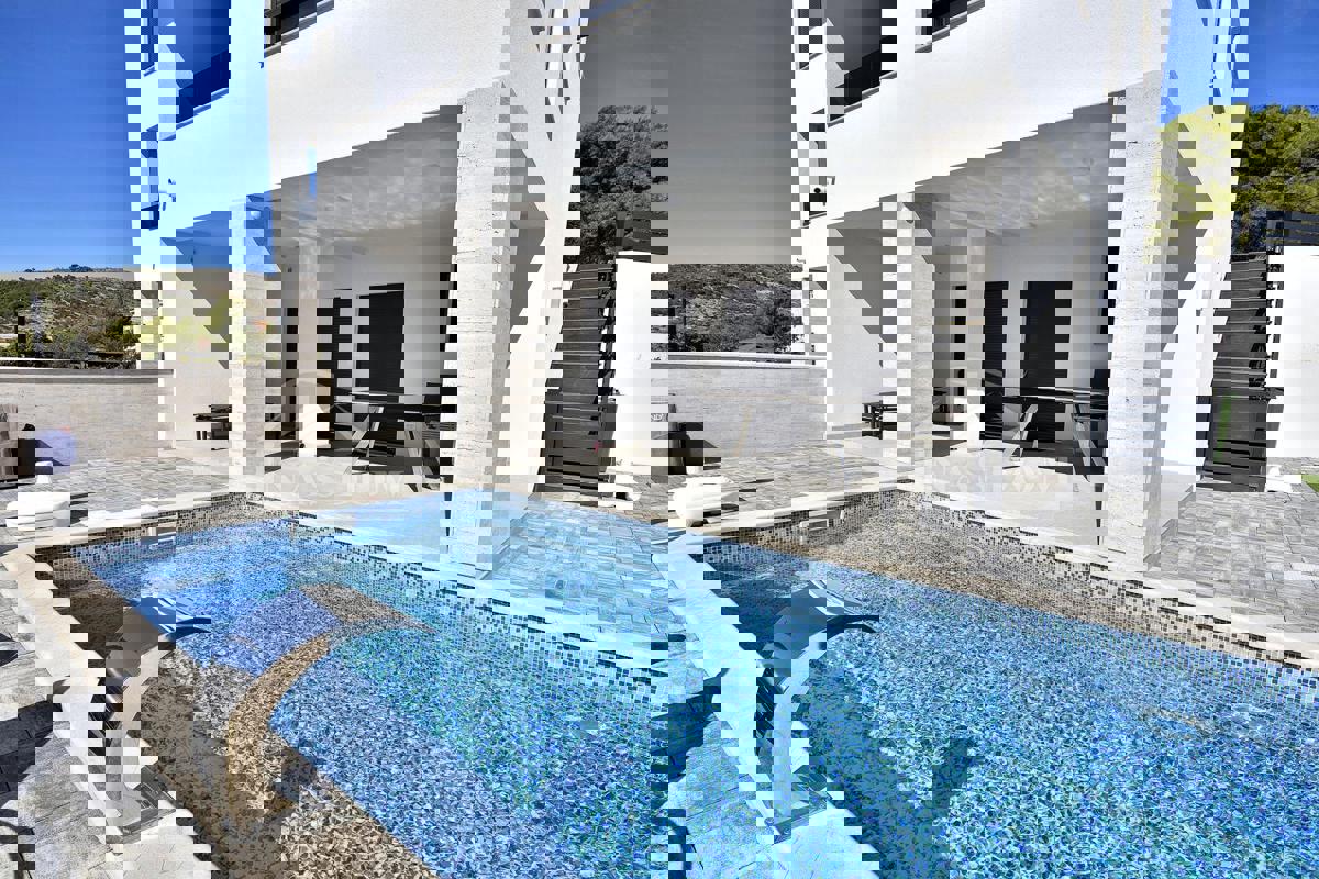 Vodice - Hiša s bazenom, pogled na morje, 600m od plaže