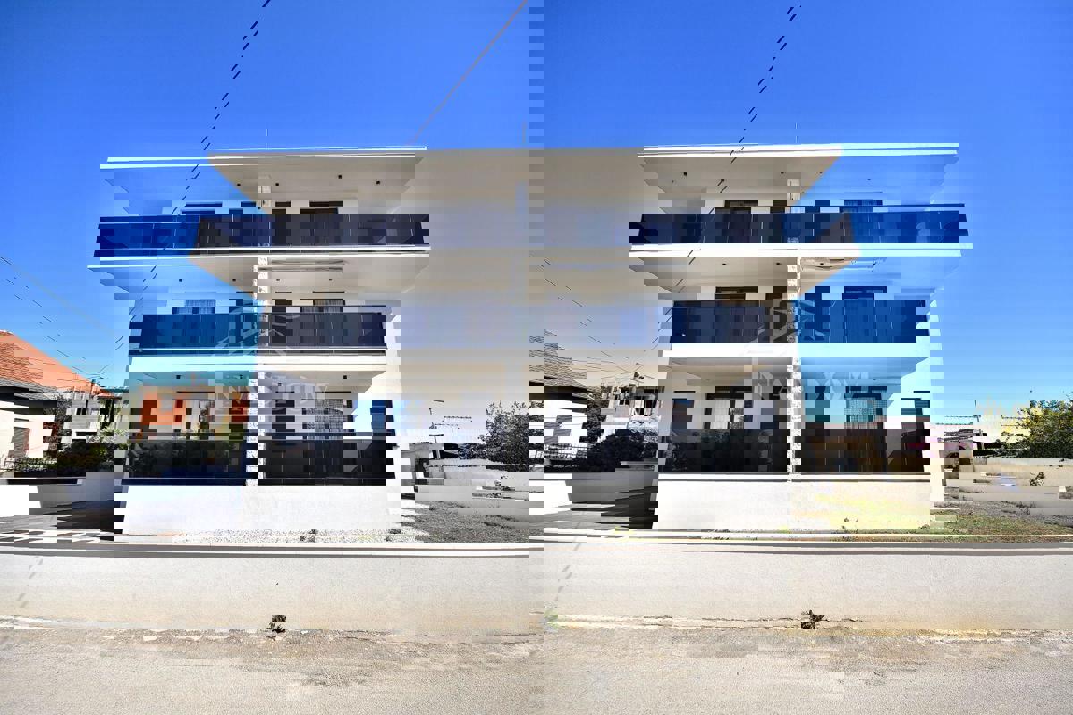 Vodice - *NOVOGRADNJA* stan v pritličju s vrtom in garažo, 650 m od plaže