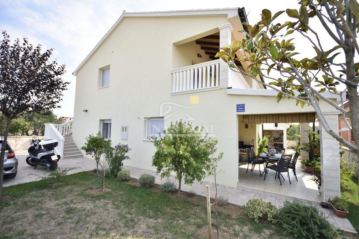 Vodice hiša s tremi apartmaji, vrt, sjenica