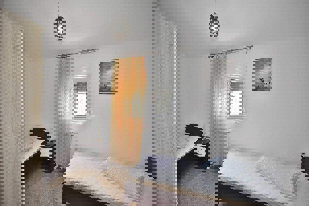 Vodice hiša s tremi apartmaji, vrt, sjenica