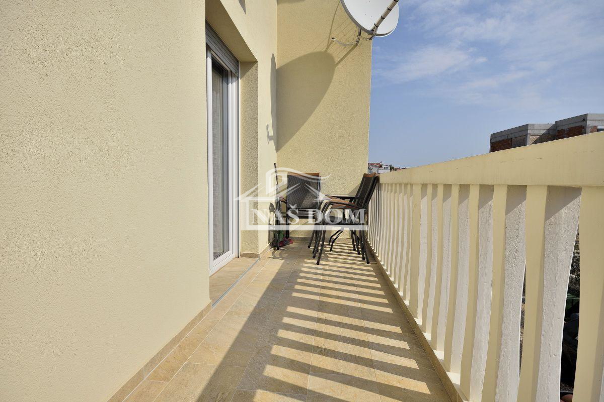 Vodice hiša s tremi apartmaji, vrt, sjenica