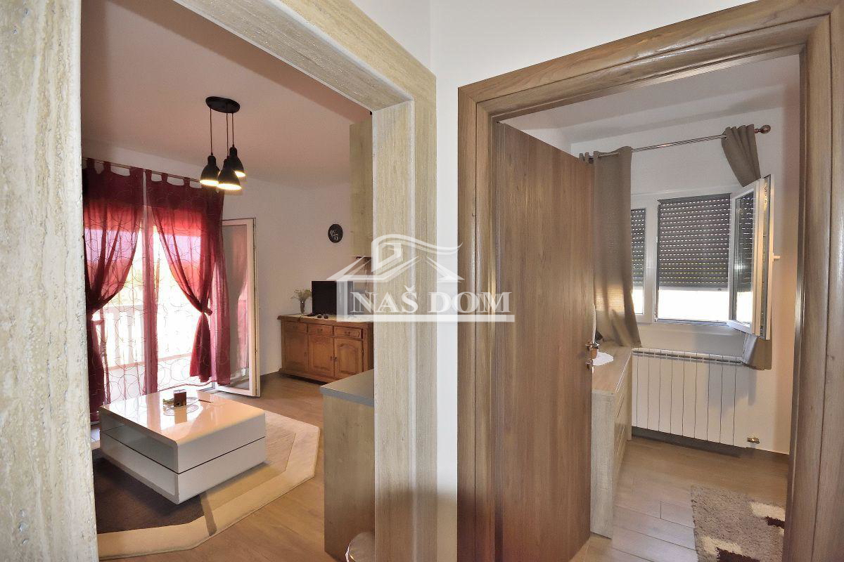 Vodice hiša s tremi apartmaji, vrt, sjenica