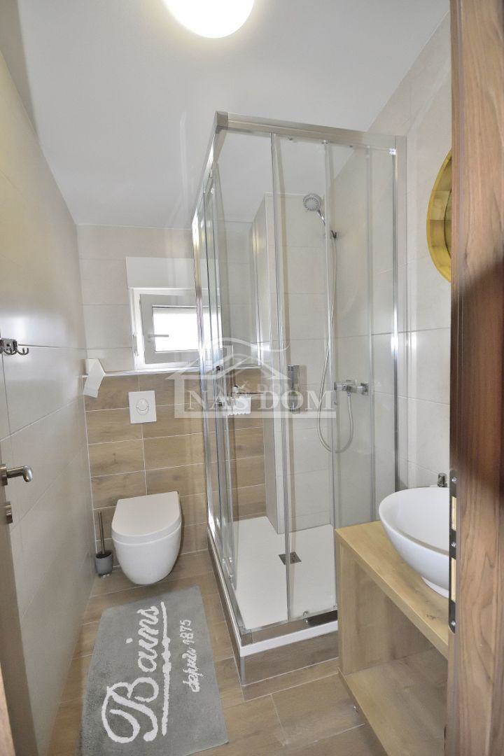 Vodice hiša s tremi apartmaji, vrt, sjenica