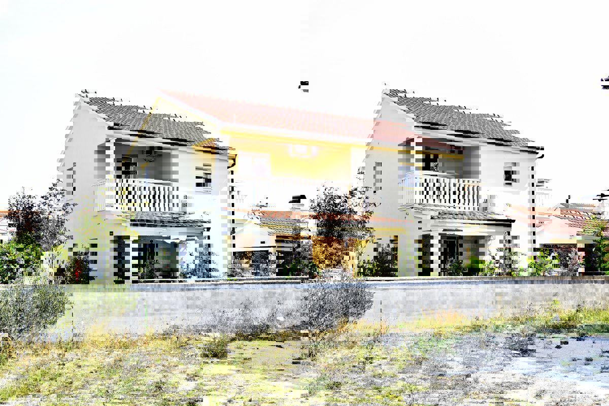 Vodice hiša s tremi apartmaji, vrt, sjenica