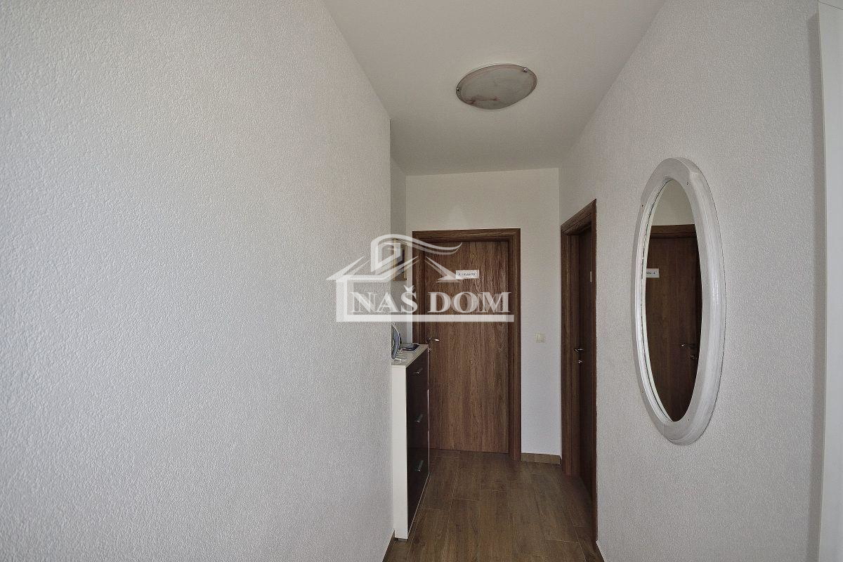 Vodice hiša s tremi apartmaji, vrt, sjenica