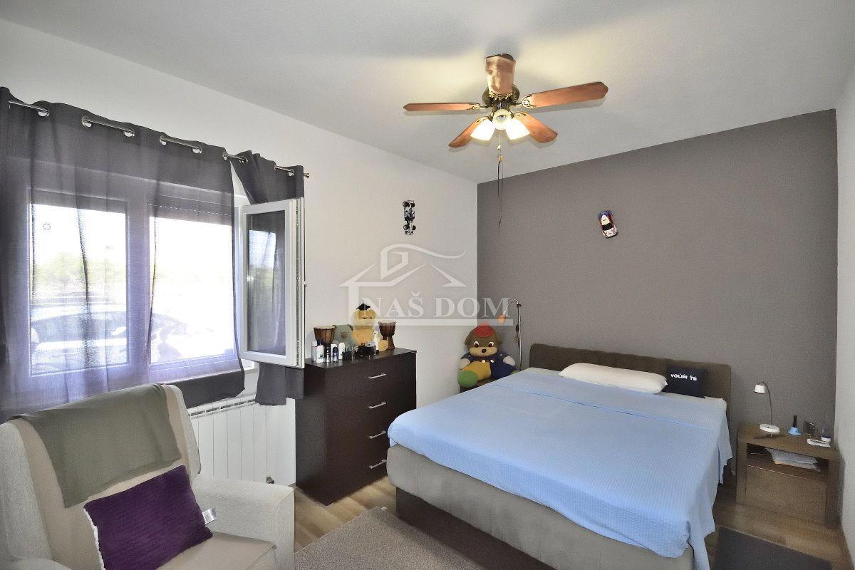 Vodice hiša s tremi apartmaji, vrt, sjenica