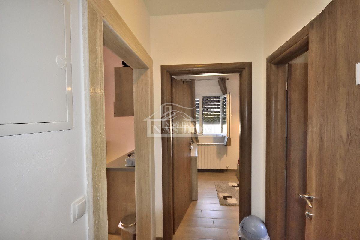 Vodice hiša s tremi apartmaji, vrt, sjenica