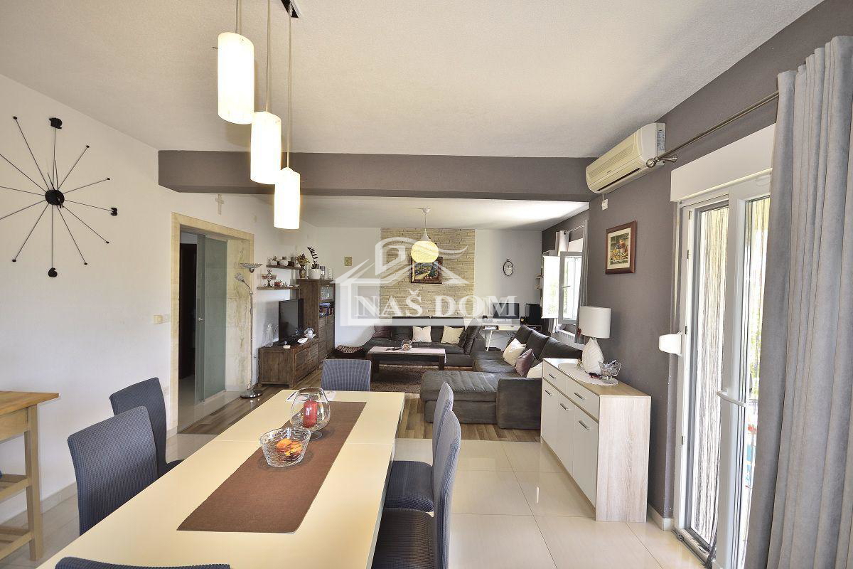 Vodice hiša s tremi apartmaji, vrt, sjenica