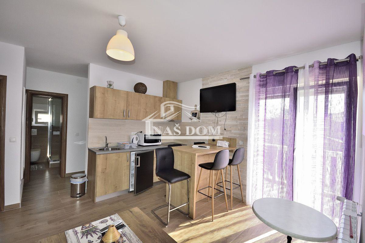 Vodice hiša s tremi apartmaji, vrt, sjenica
