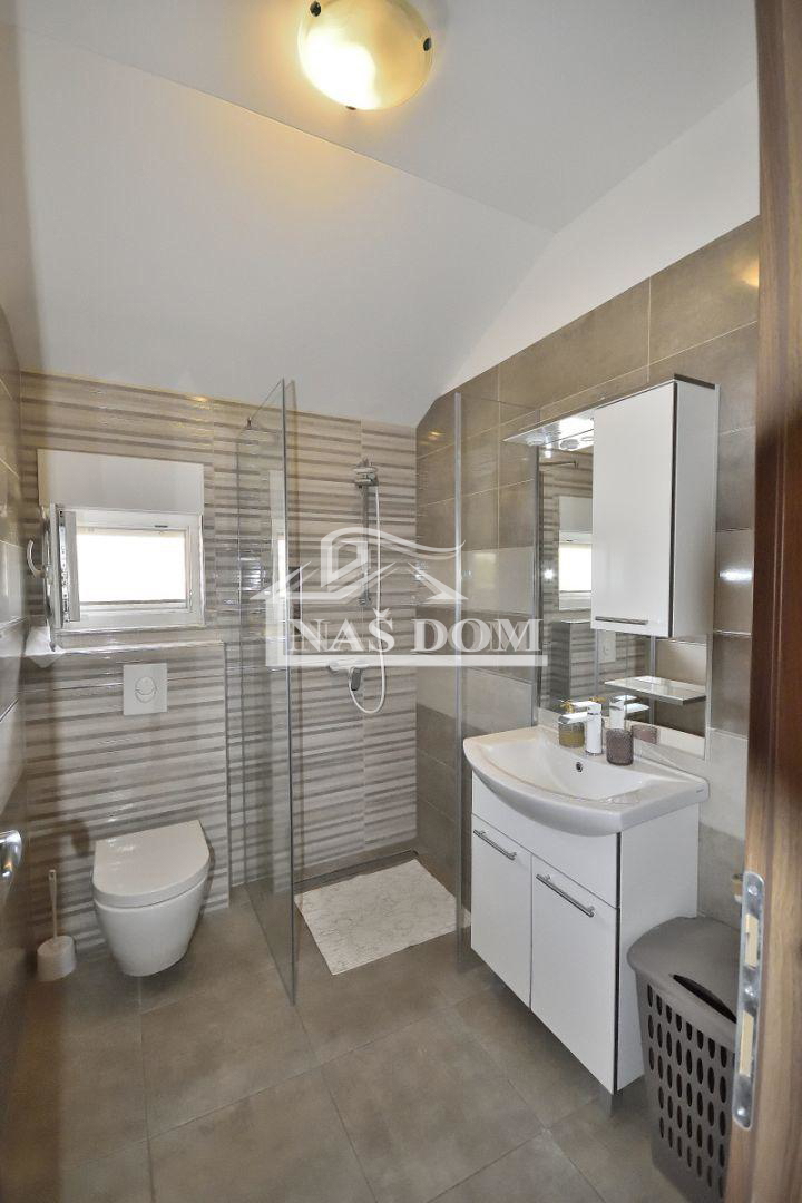 Vodice hiša s tremi apartmaji, vrt, sjenica