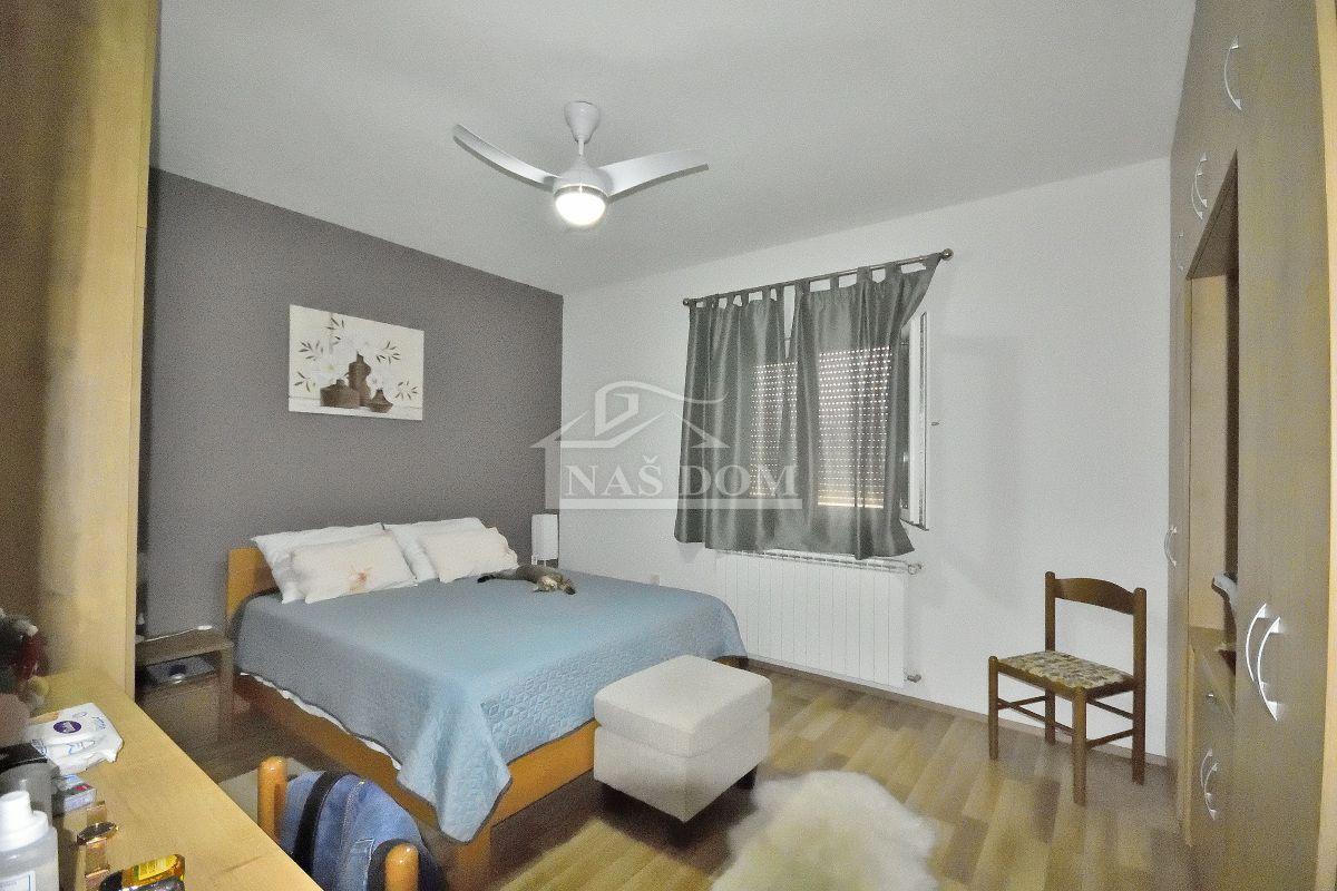 Vodice hiša s tremi apartmaji, vrt, sjenica