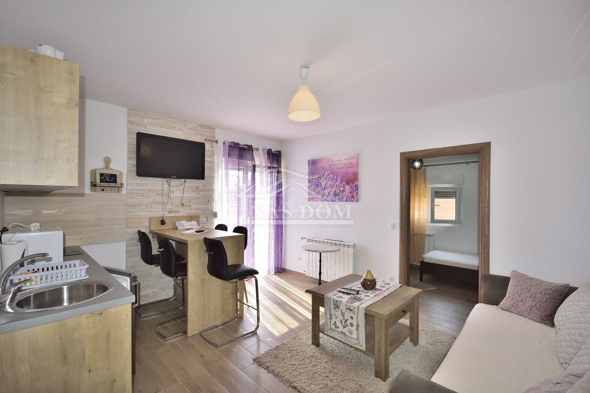 Vodice hiša s tremi apartmaji, vrt, sjenica