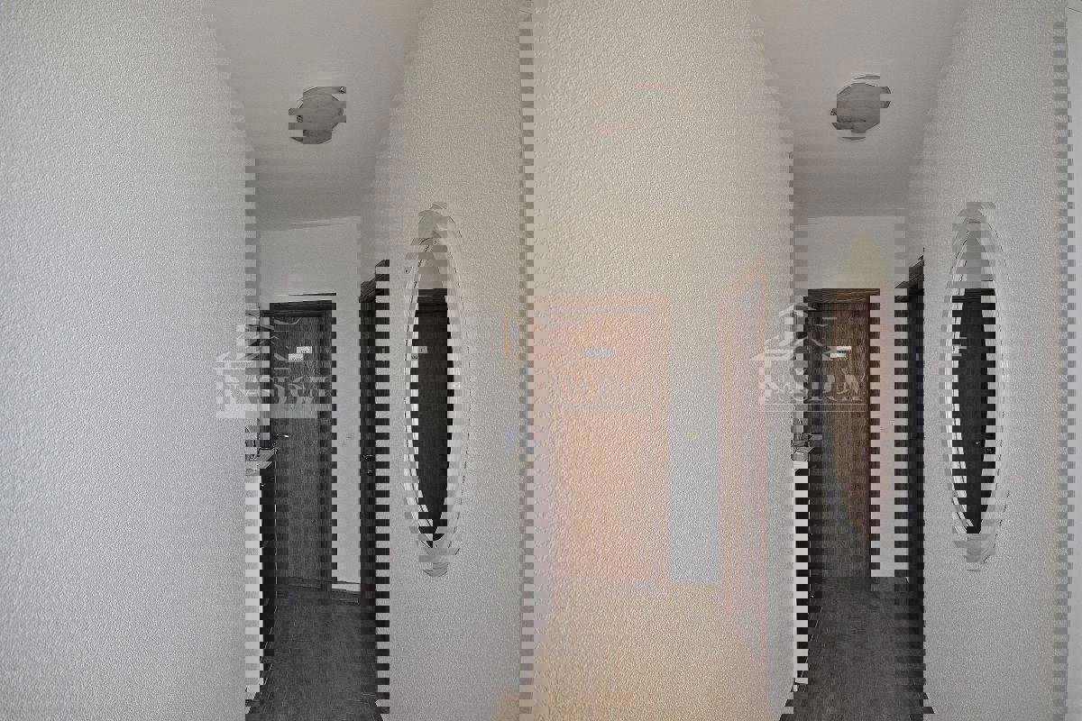 Vodice hiša s tremi apartmaji, vrt, sjenica