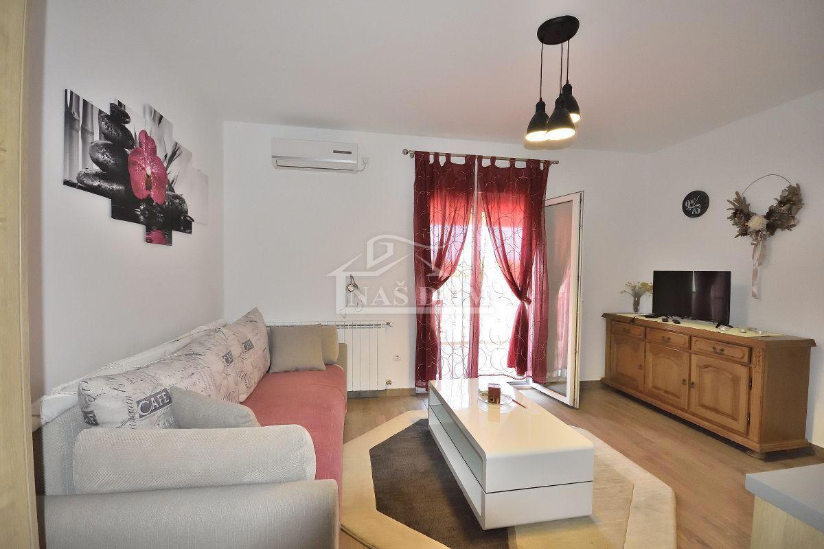 Vodice hiša s tremi apartmaji, vrt, sjenica