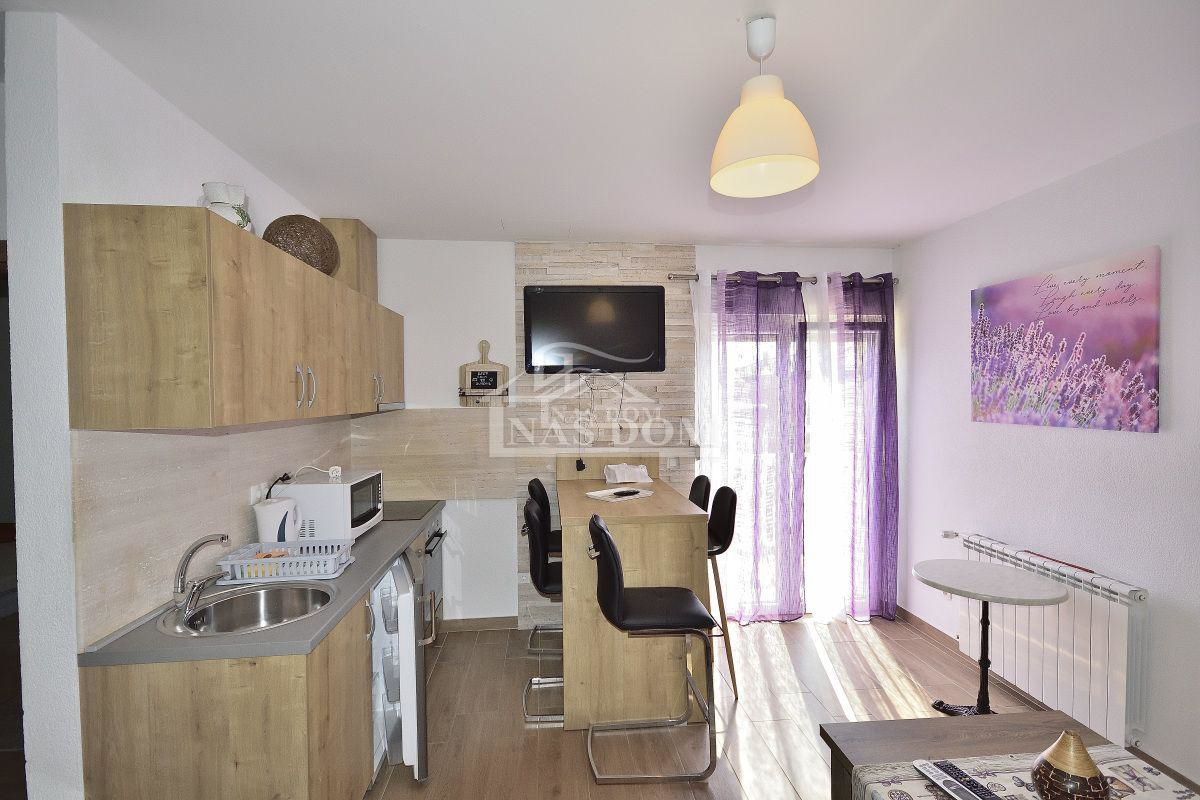 Vodice hiša s tremi apartmaji, vrt, sjenica