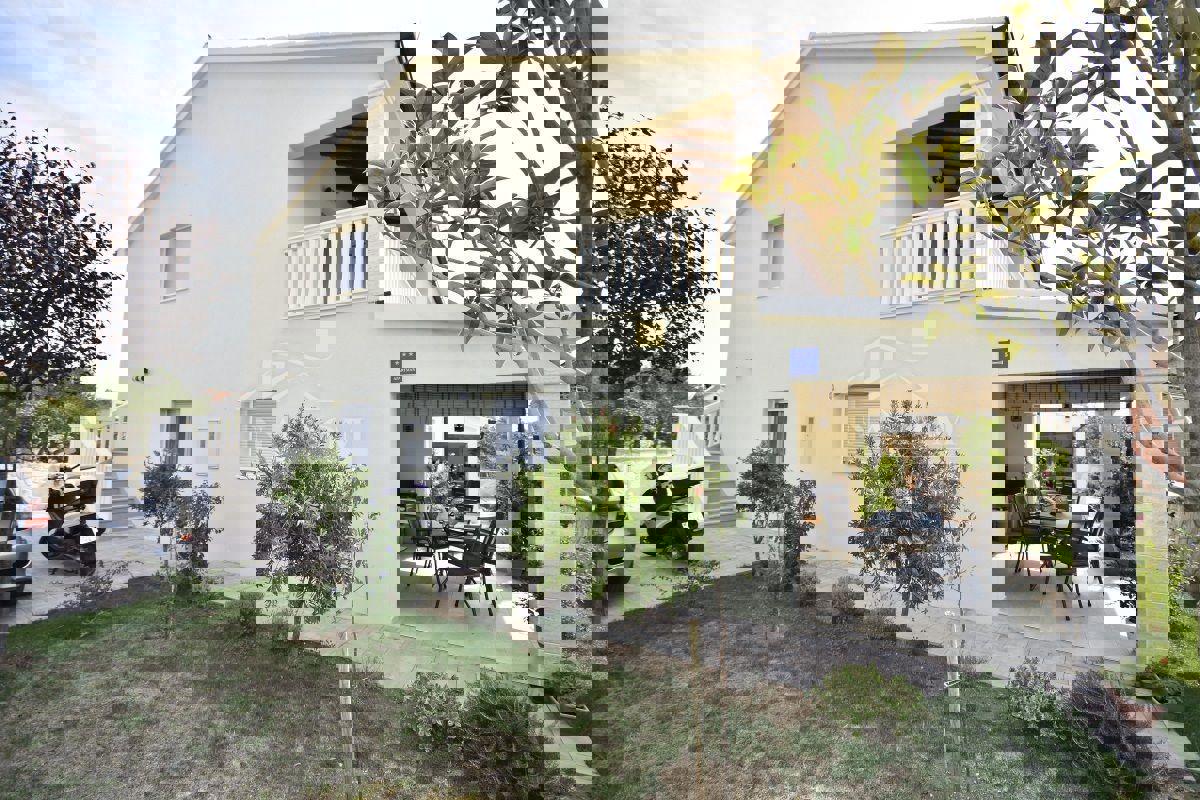 Vodice hiša s tremi apartmaji, vrt, sjenica