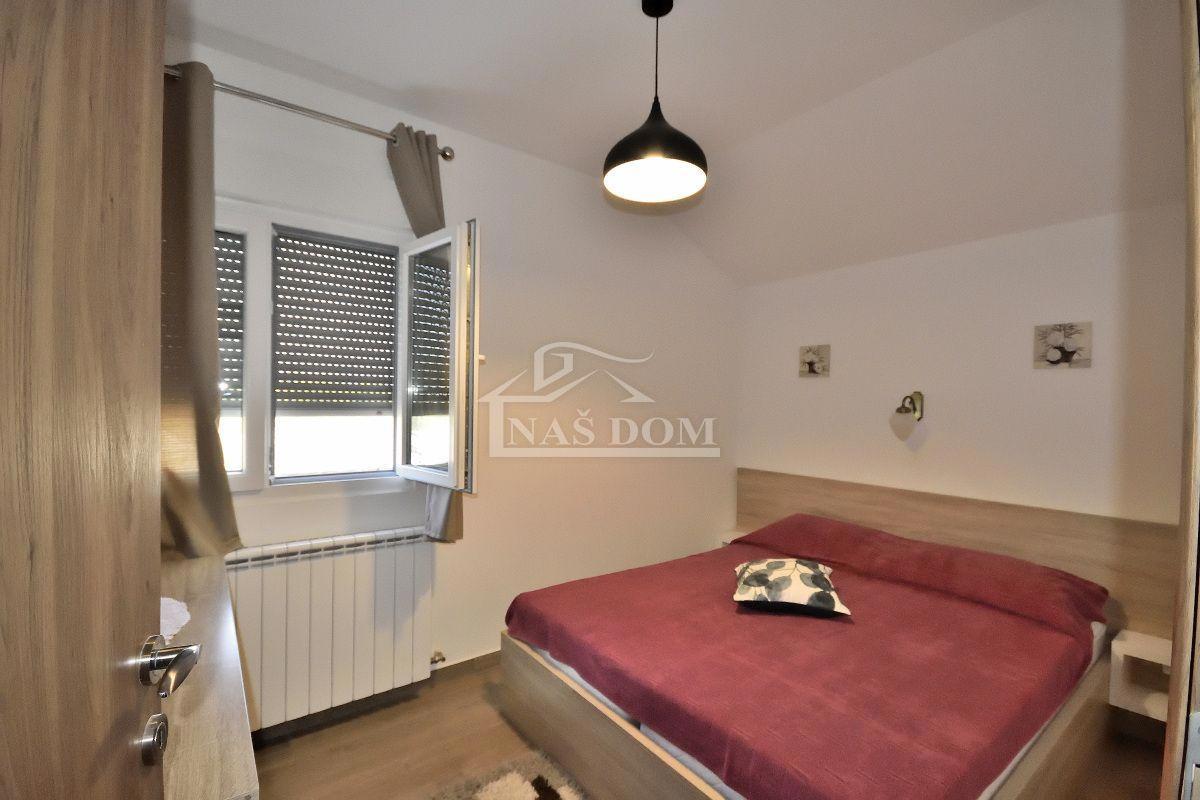 Vodice hiša s tremi apartmaji, vrt, sjenica