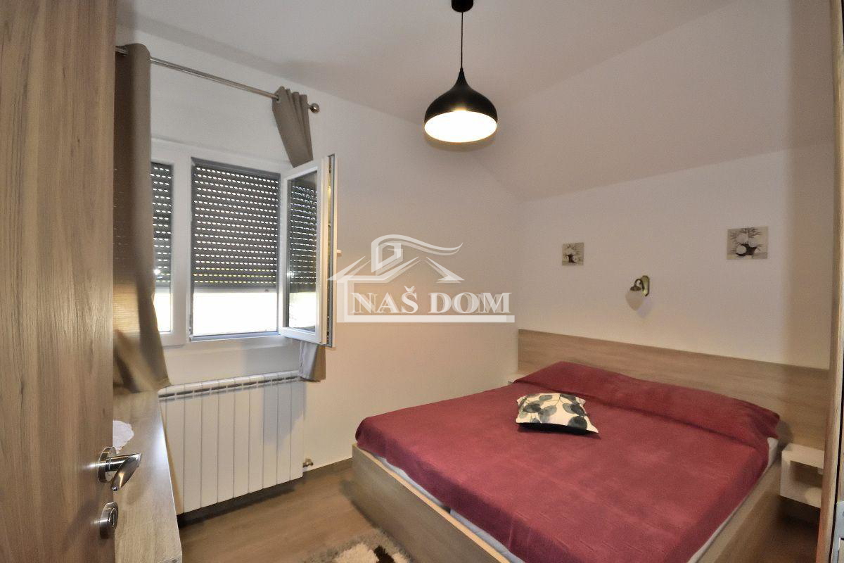 Vodice hiša s tremi apartmaji, vrt, sjenica