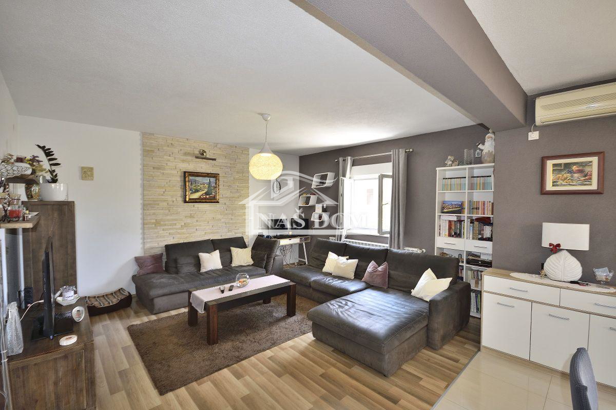 Vodice hiša s tremi apartmaji, vrt, sjenica