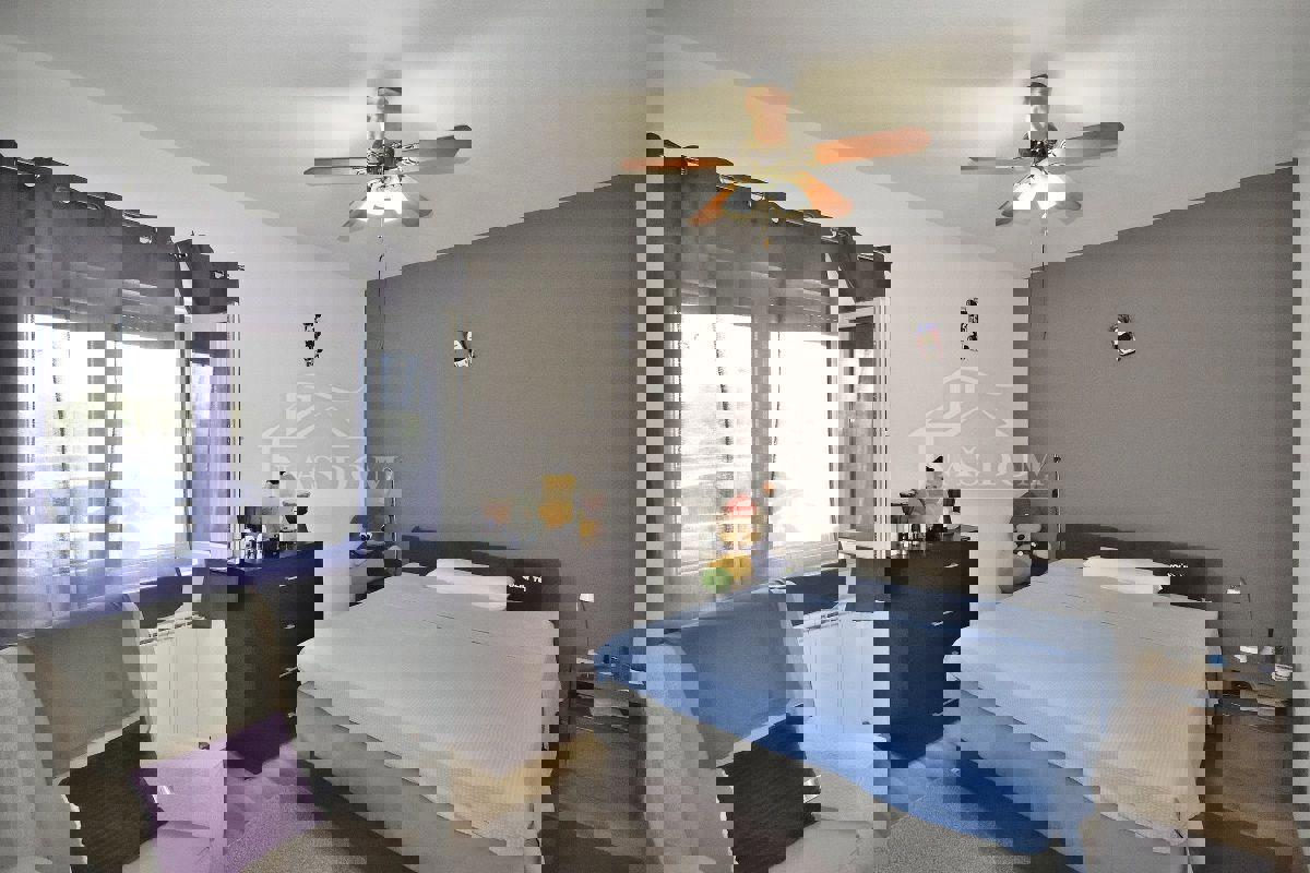 Vodice hiša s tremi apartmaji, vrt, sjenica