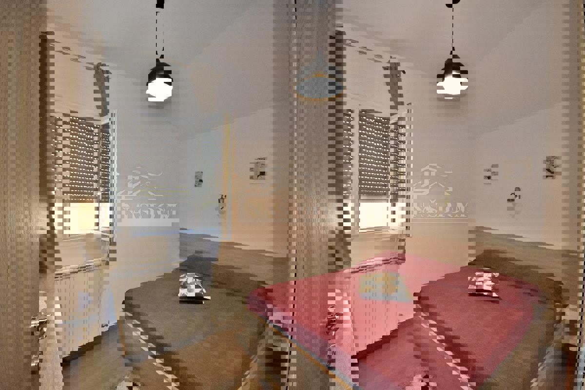 Vodice hiša s tremi apartmaji, vrt, sjenica